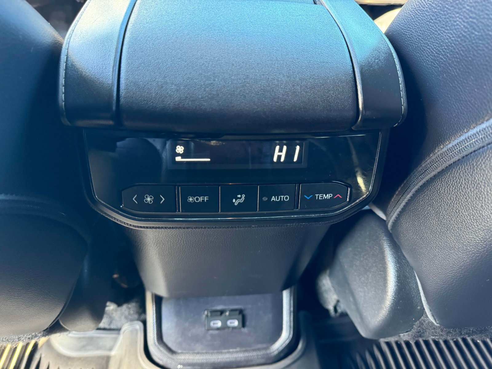 Used 2023 Toyota Highlander XLE image 19