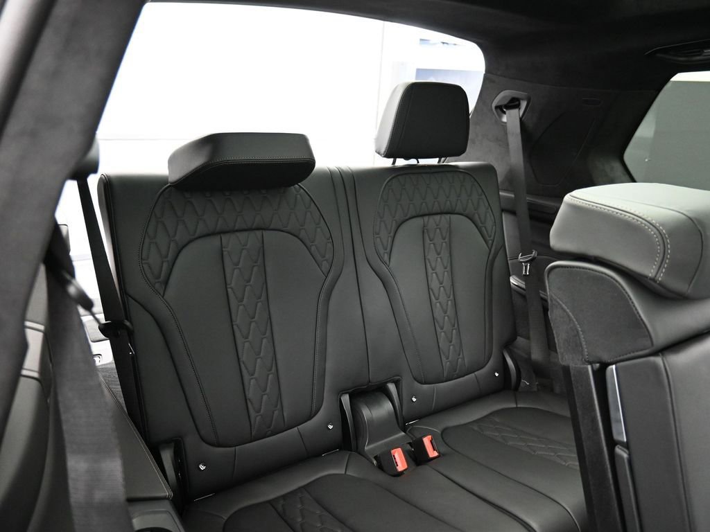Used 2025 BMW X7 M60i w/ Executive Package image 18