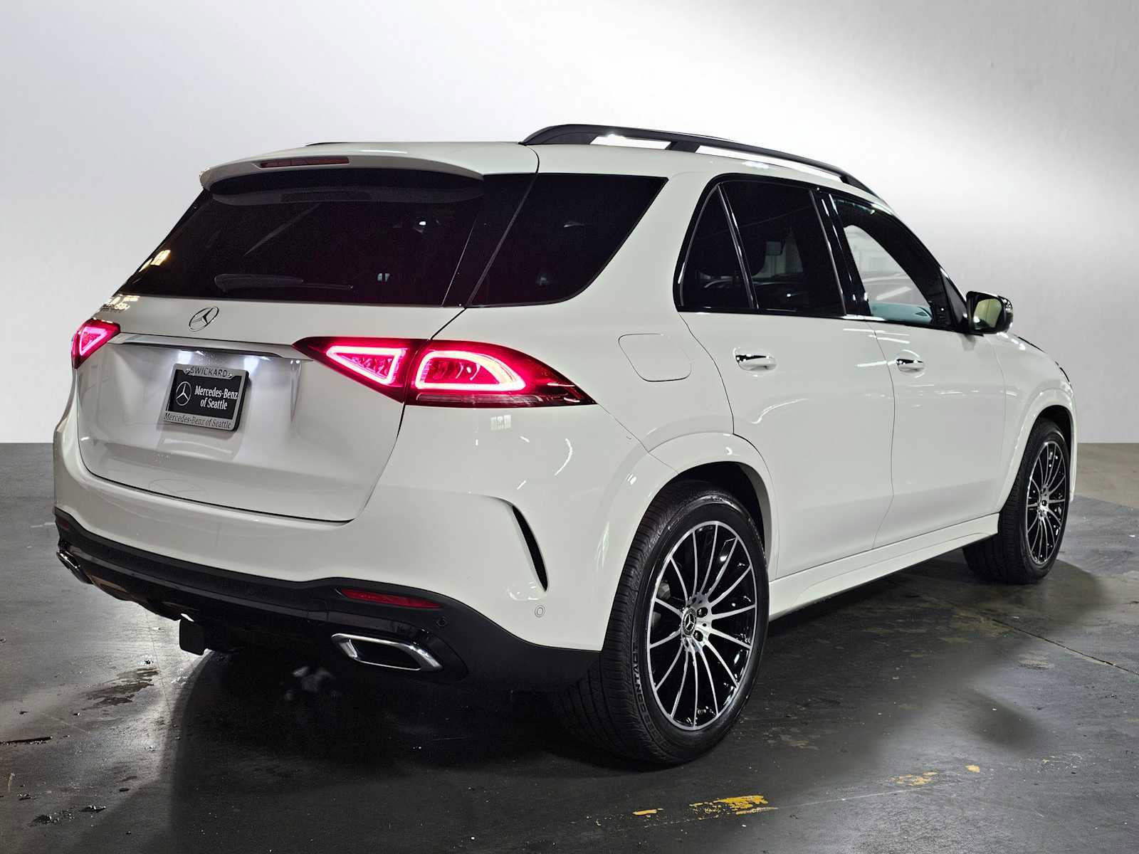 Used 2022 Mercedes-Benz GLE 350 w/ AMG Line Exterior image 3