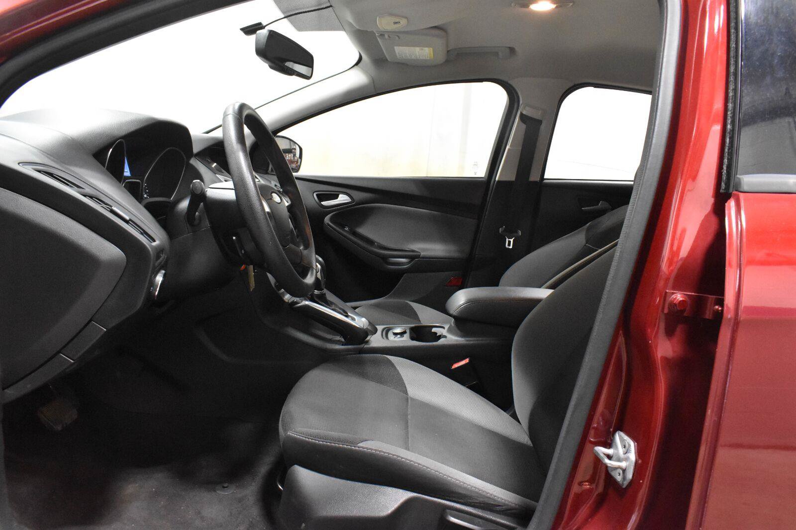 Used 2014 Ford Focus SE w/ SE Winter Package FWD image 3
