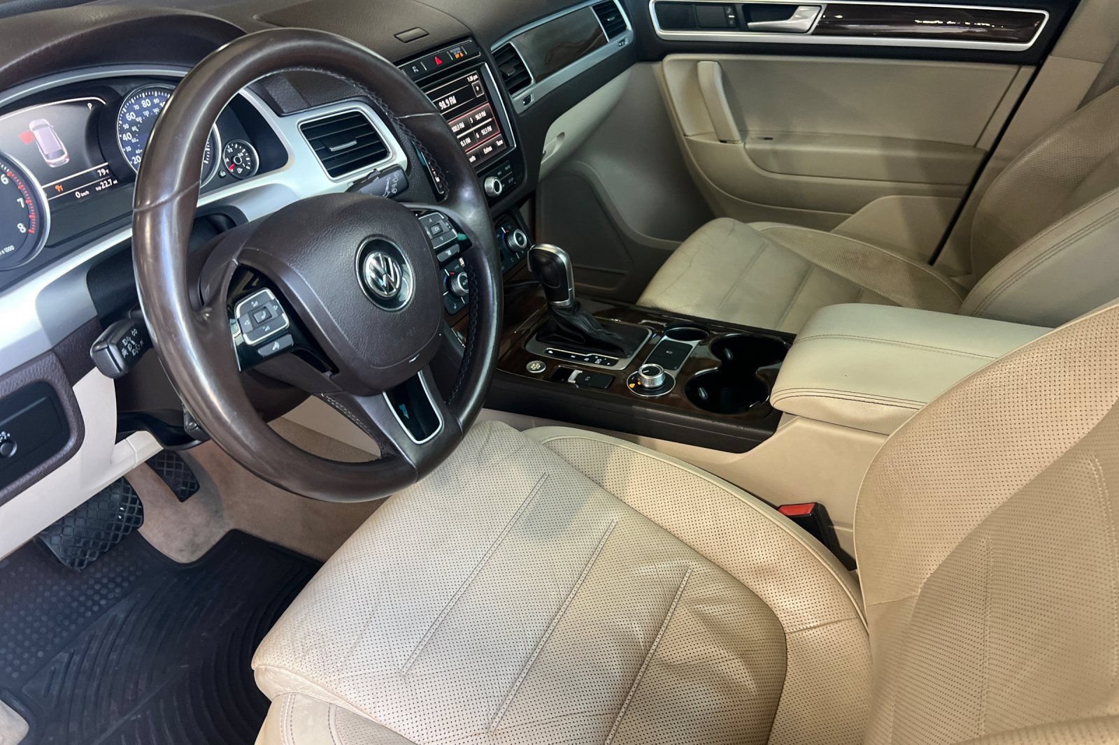 Used 2016 Volkswagen Touareg VR6 AWD/4WD image 4