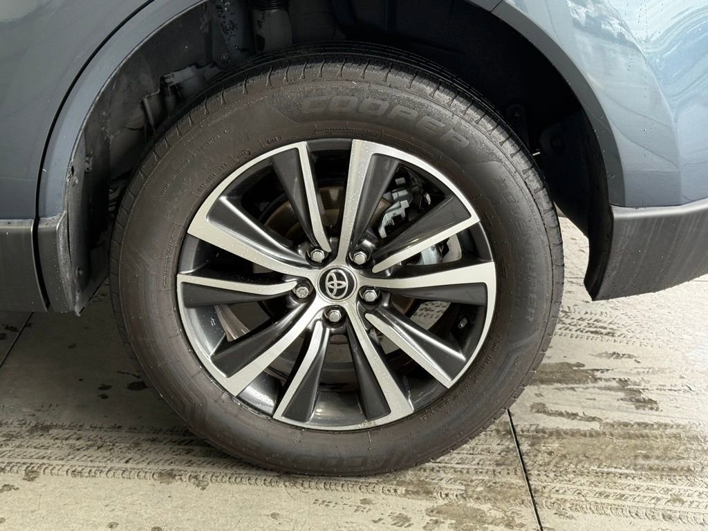 Certified 2021 Toyota Venza LE w/ Carpet Mat Package (TMS) image 15