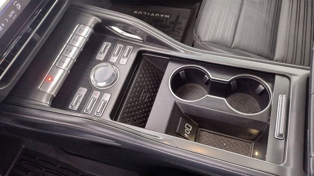 Certified 2024 Lincoln Nautilus Reserve w/ Equipment Group 202A image 13