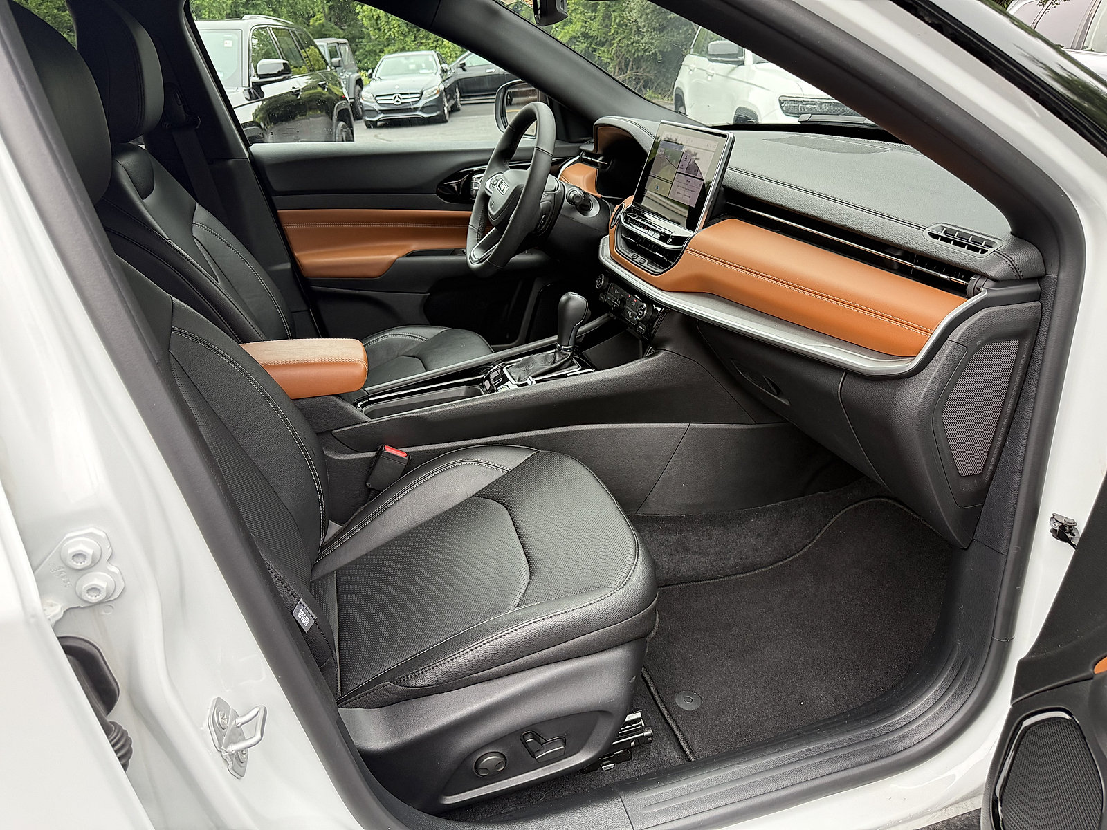Used 2025 Jeep Compass Limited w/ Elite Group AWD/4WD image 13