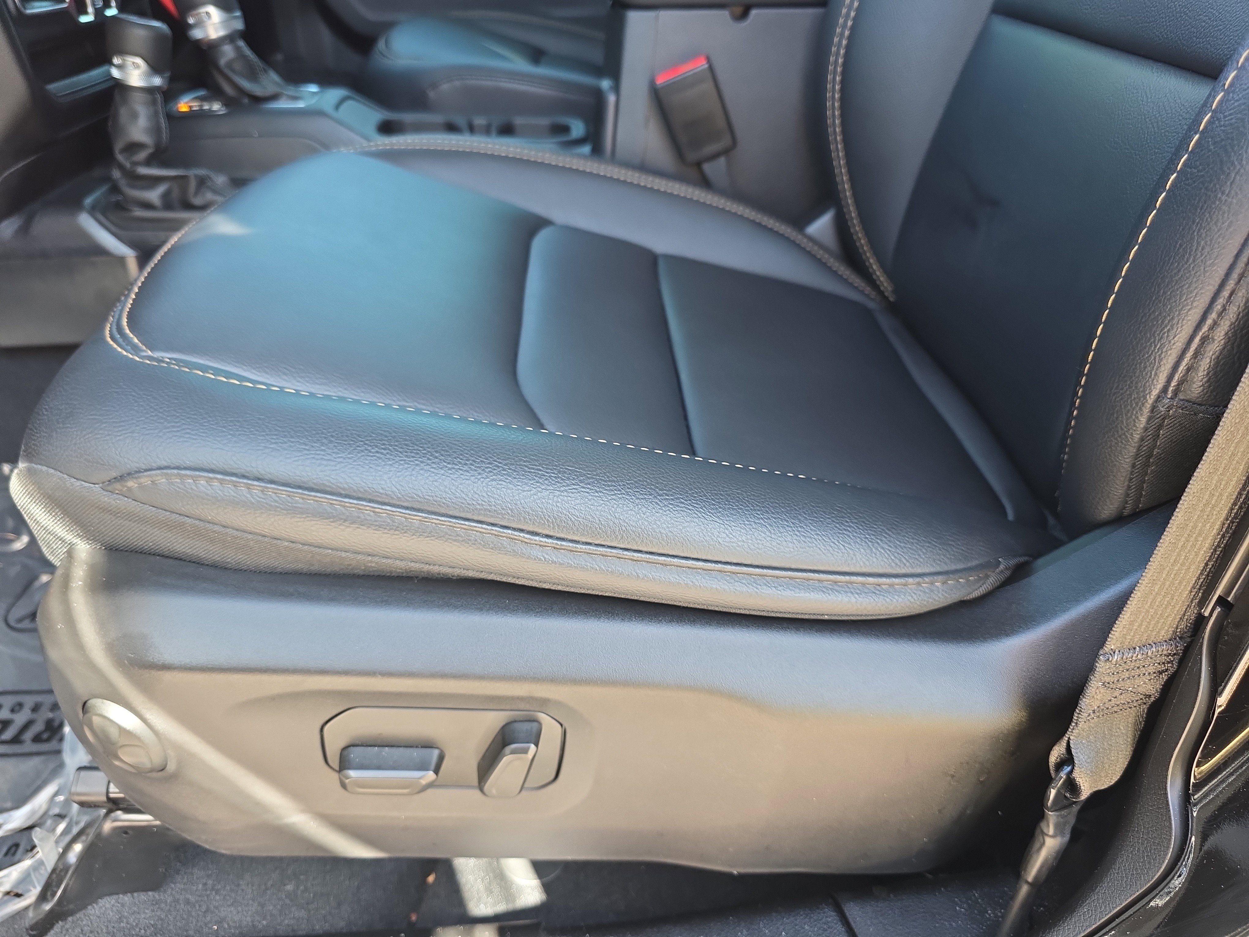 Used 2024 Jeep Wrangler Sahara w/ Safety Group image 31