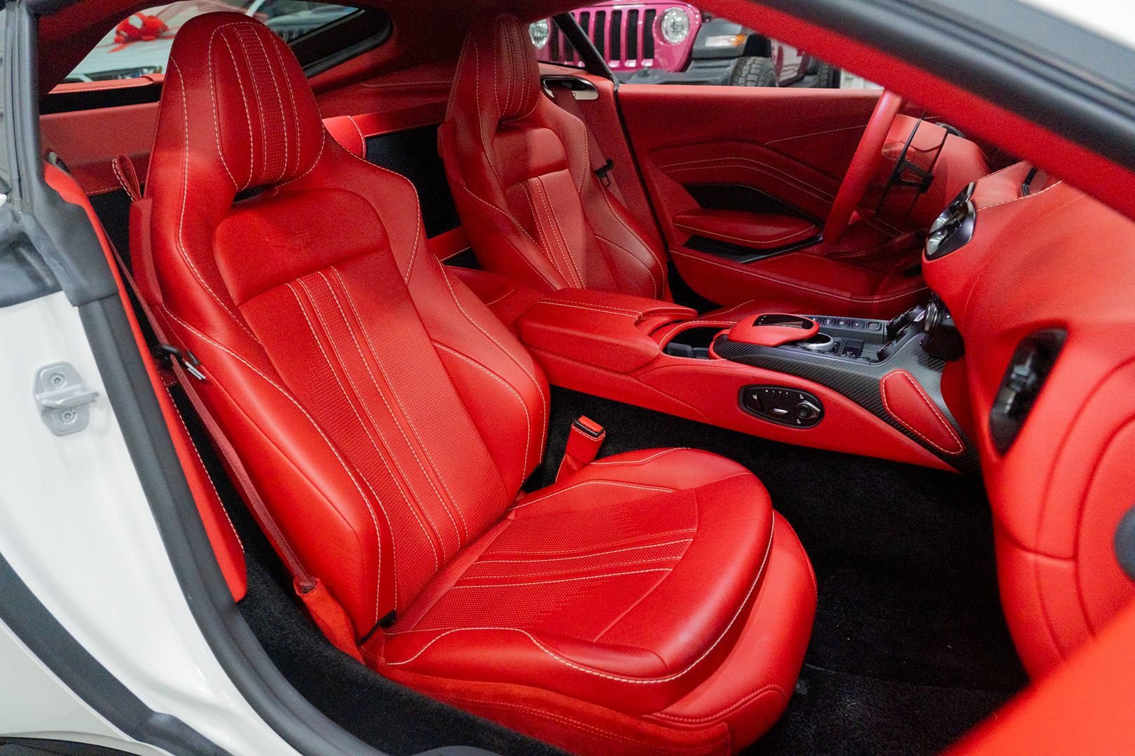 Used 2019 Aston Martin V8 Vantage Coupe RWD image 28