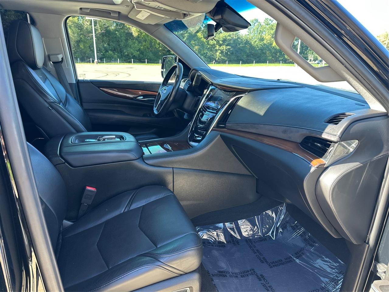 Used 2018 Cadillac Escalade Luxury AWD/4WD image 40