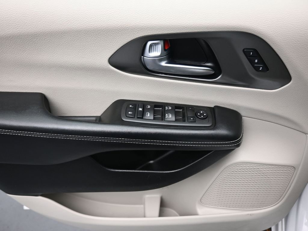 Used 2022 Chrysler Pacifica Touring-L image 10