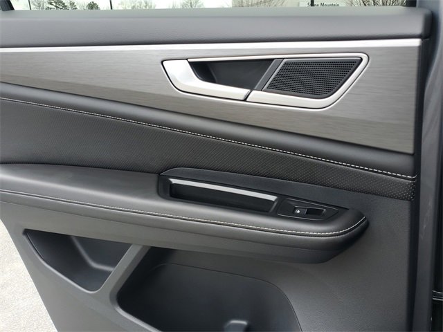 Certified 2025 Volkswagen Atlas Cross Sport SE image 13