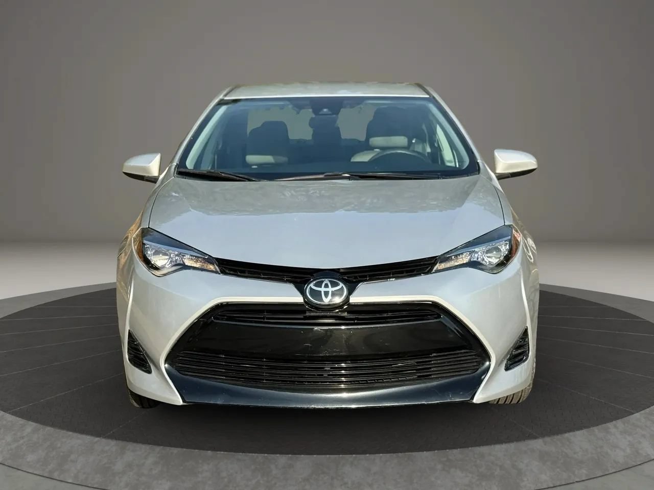 Used 2018 Toyota Corolla LE FWD image 2