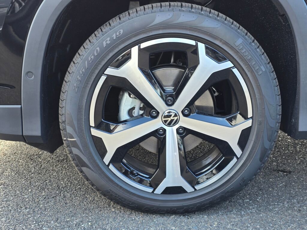 New 2025 Volkswagen Tiguan SE image 11