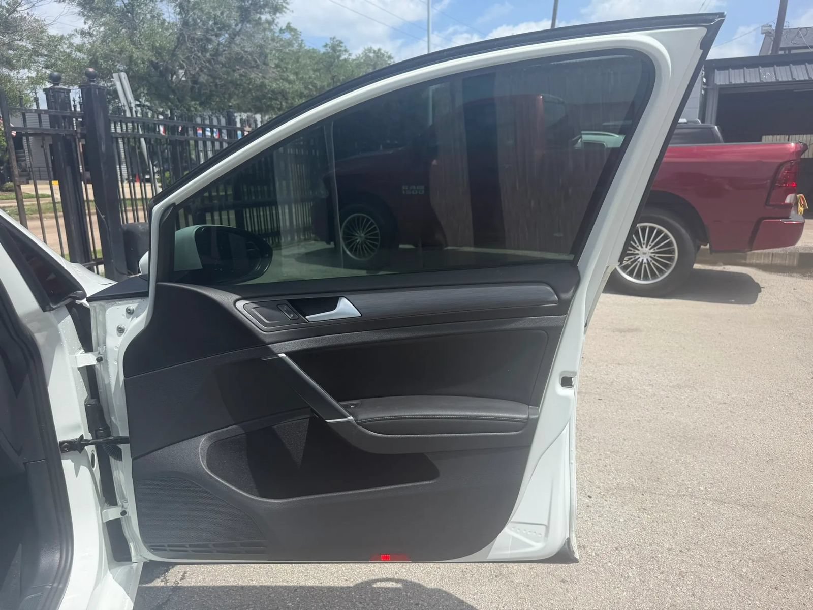 Used 2018 Volkswagen Golf SE FWD image 9