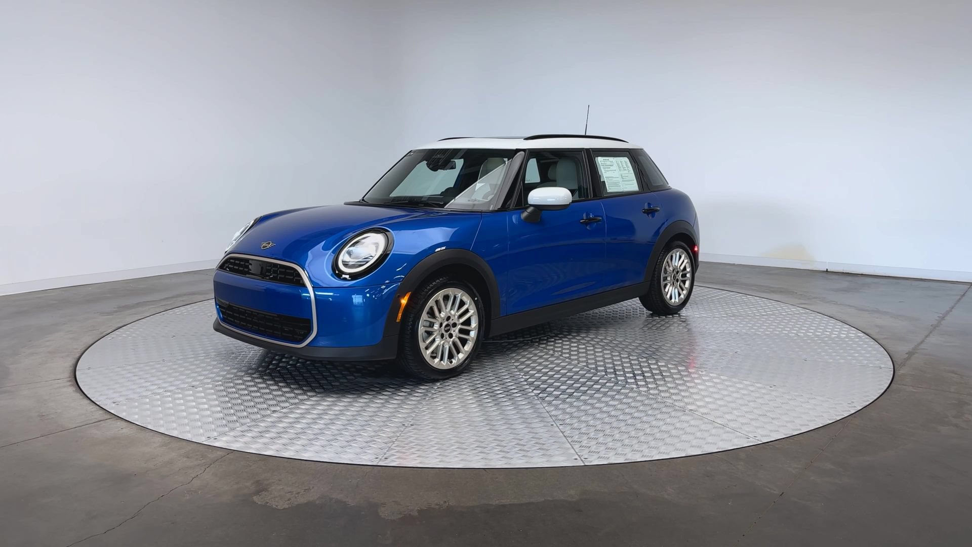 Used 2026 MINI Cooper 4-Door Hardtop FWD image 4