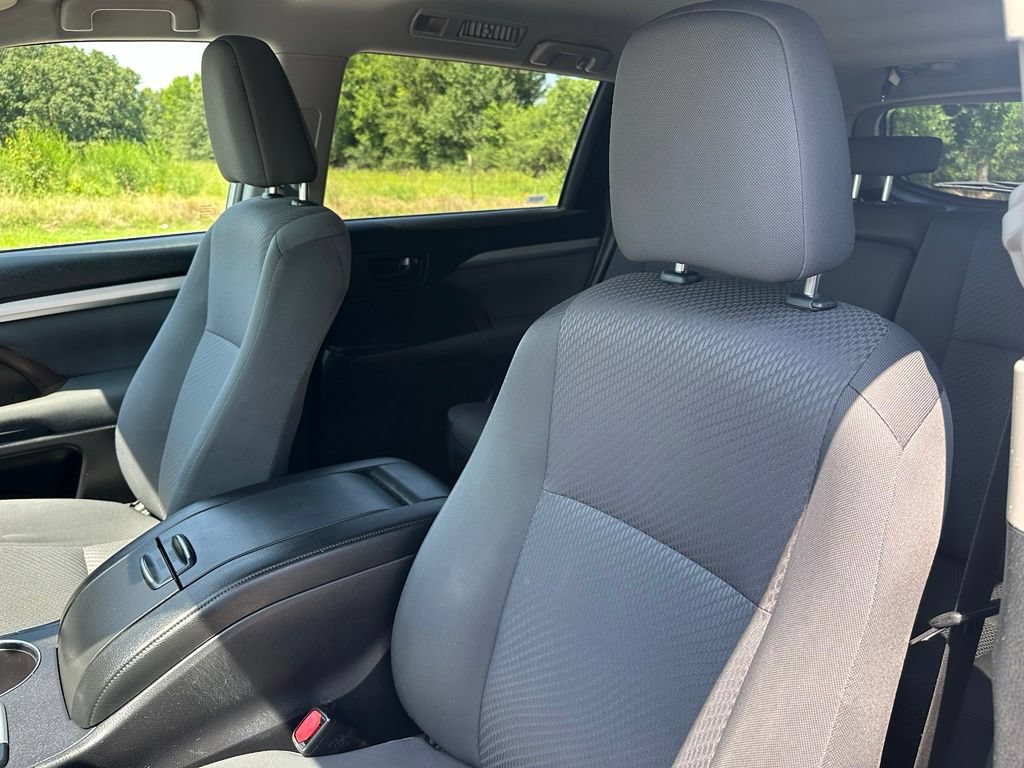 Used 2019 Toyota Highlander LE AWD/4WD image 22