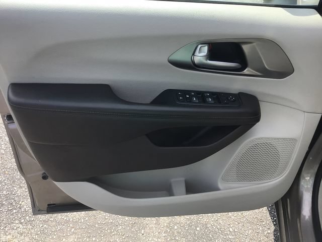 Used 2017 Chrysler Pacifica Touring-L FWD image 22
