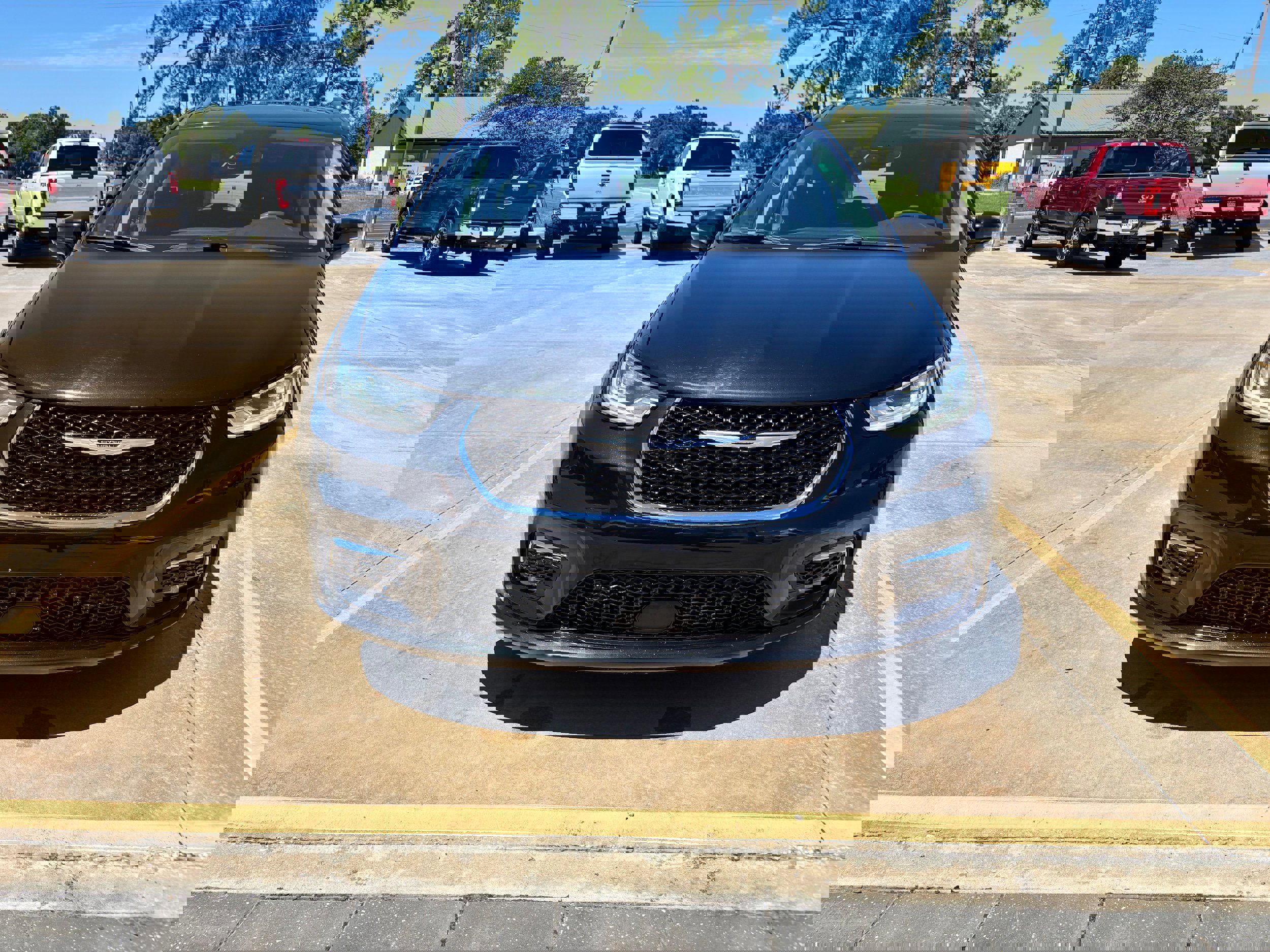 Used 2022 Chrysler Pacifica Touring-L w/ Uconnect Theater Family Group image 2