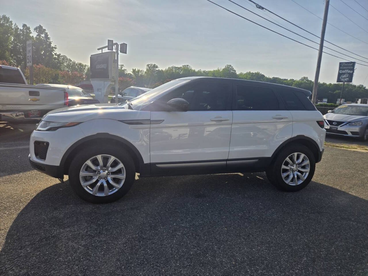 Used 2019 Land Rover Range Rover Evoque SE AWD/4WD image 4