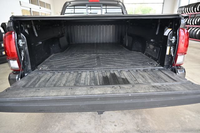 Used 2022 Toyota Tacoma SR5 AWD/4WD image 8