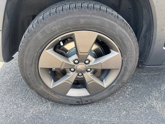 Used 2016 Jeep Cherokee 75th Anniversary AWD/4WD image 9