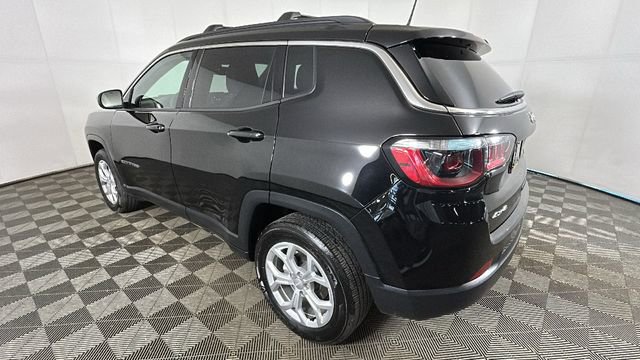 Used 2024 Jeep Compass Latitude w/ Sun and Sound Group AWD/4WD image 5