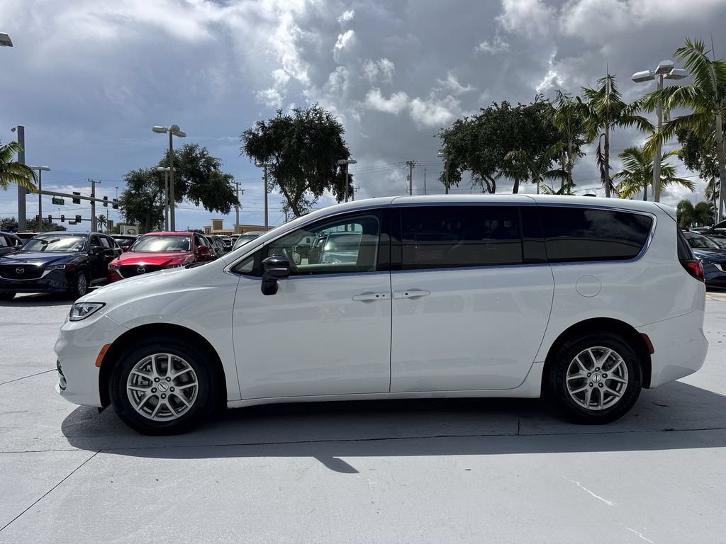 Used 2024 Chrysler Pacifica Touring-L FWD image 27