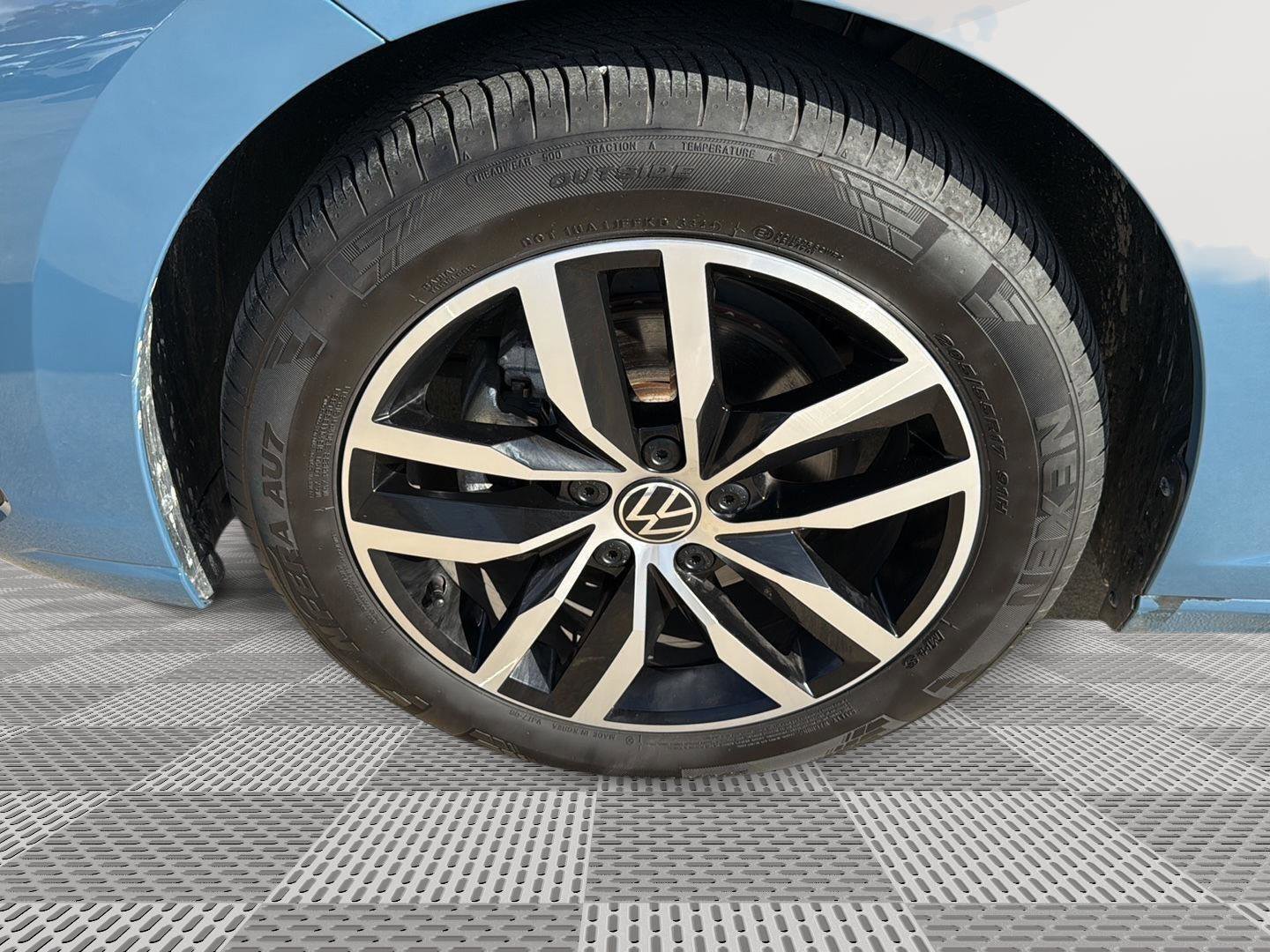 Used 2025 Volkswagen Jetta SE w/ Sunroof Package image 9