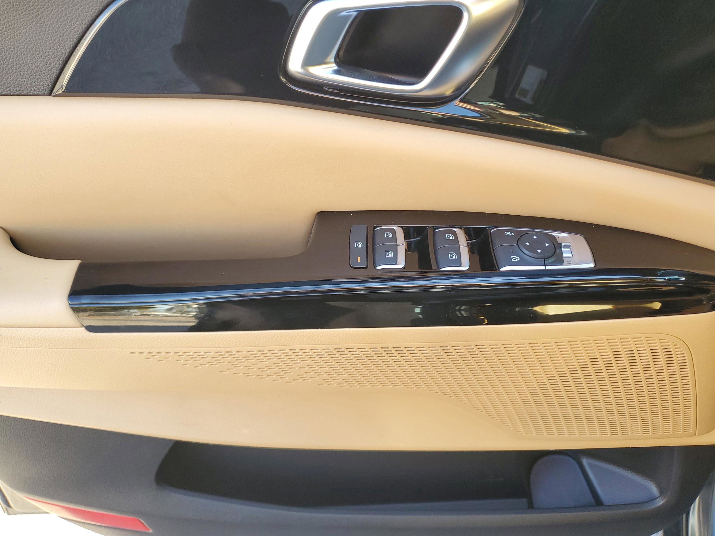 Certified 2023 Kia Carnival EX image 17