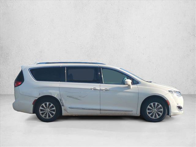 Used 2018 Chrysler Pacifica Touring-L FWD image 4