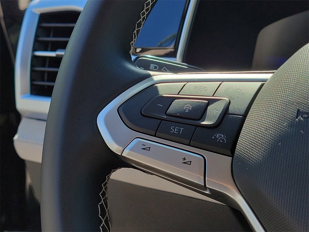 Certified 2025 Volkswagen Taos SE image 28