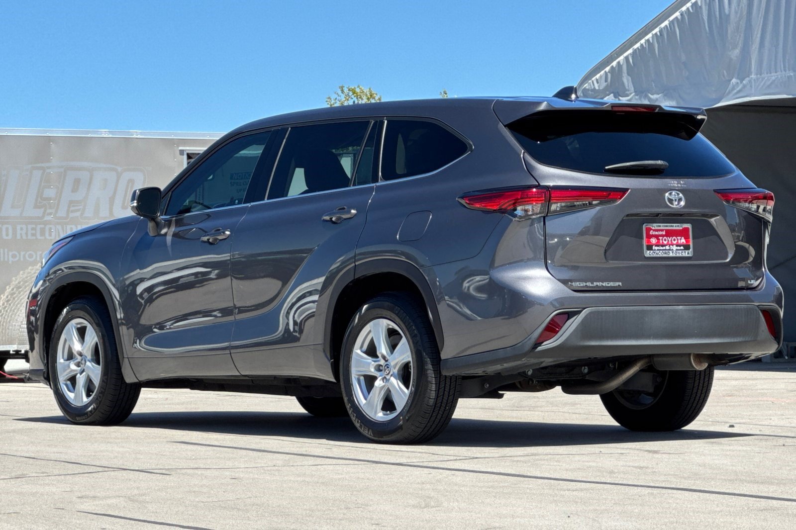 Used 2021 Toyota Highlander LE FWD image 3