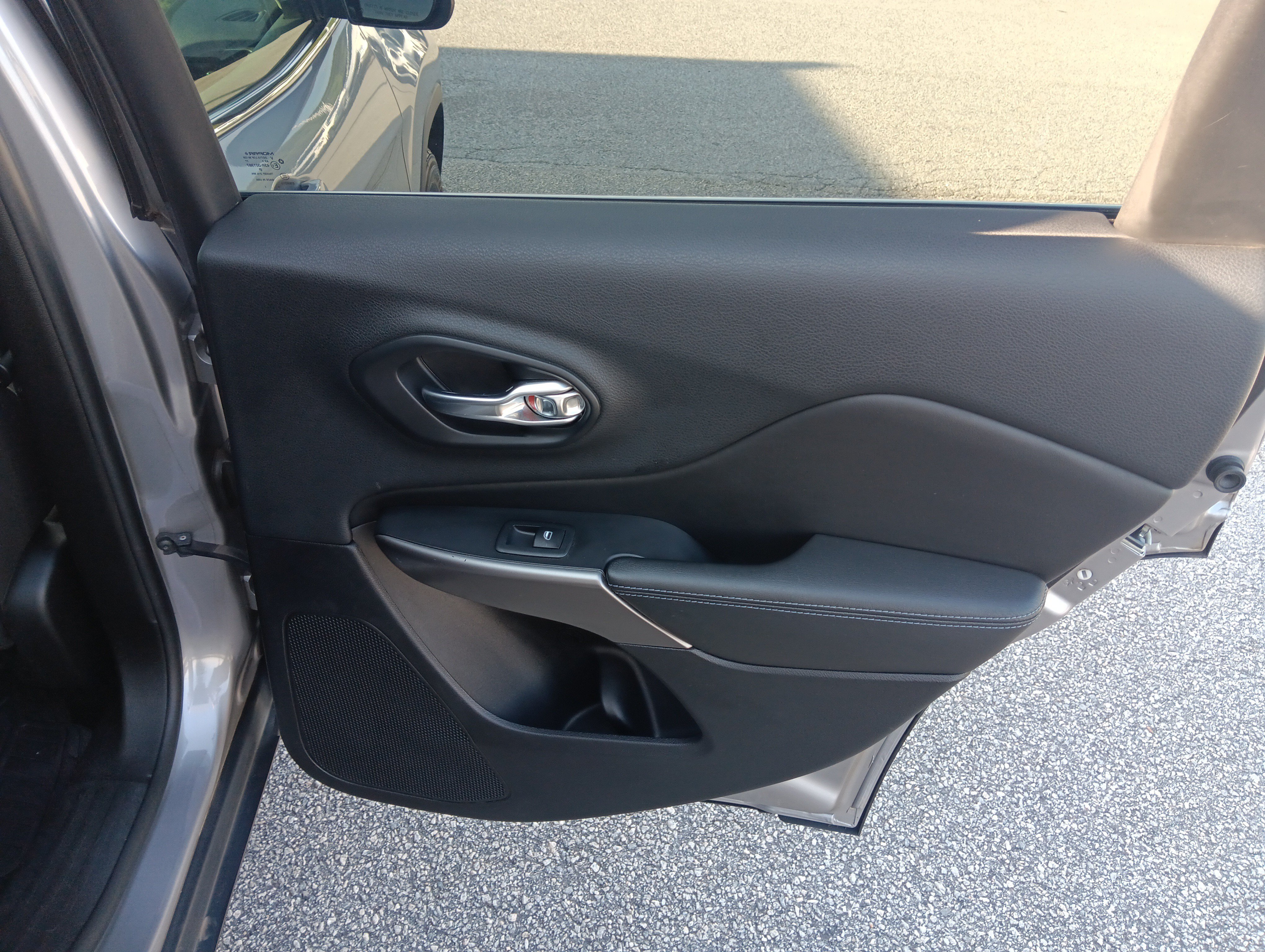 Used 2019 Jeep Cherokee Latitude w/ Popular Appearance Group AWD/4WD image 19