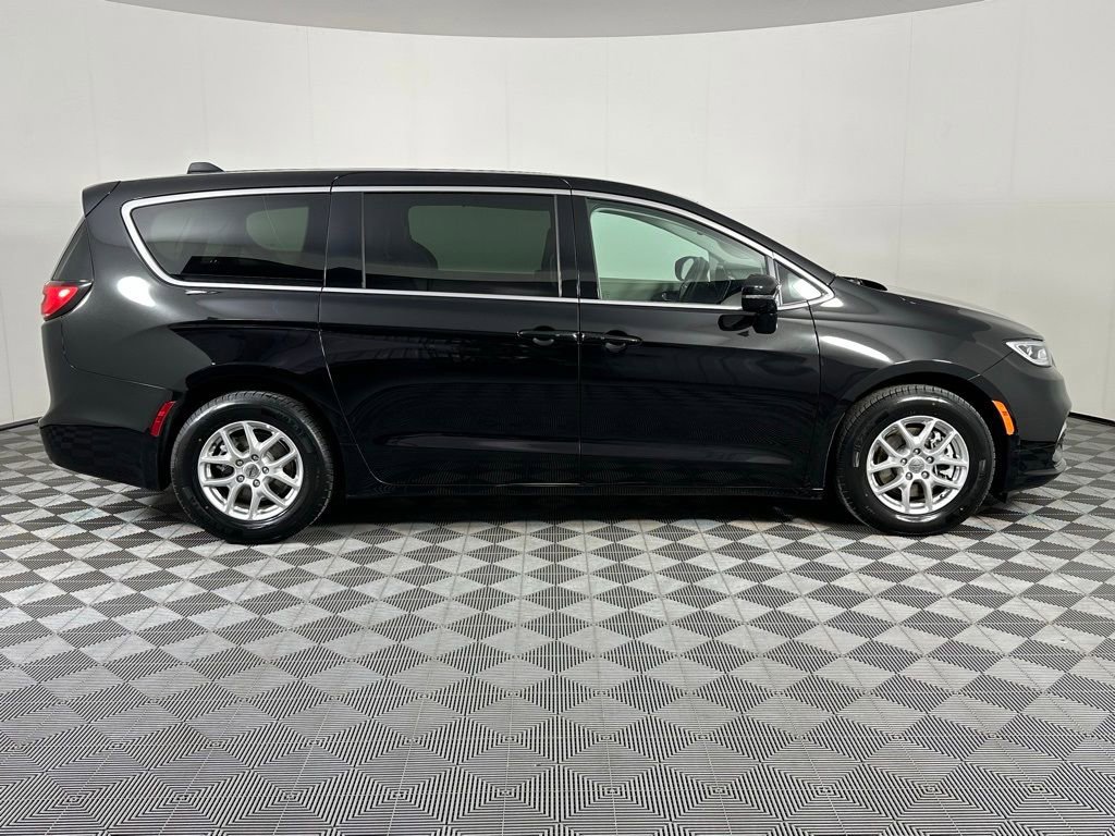 Used 2024 Chrysler Pacifica Touring-L image 24