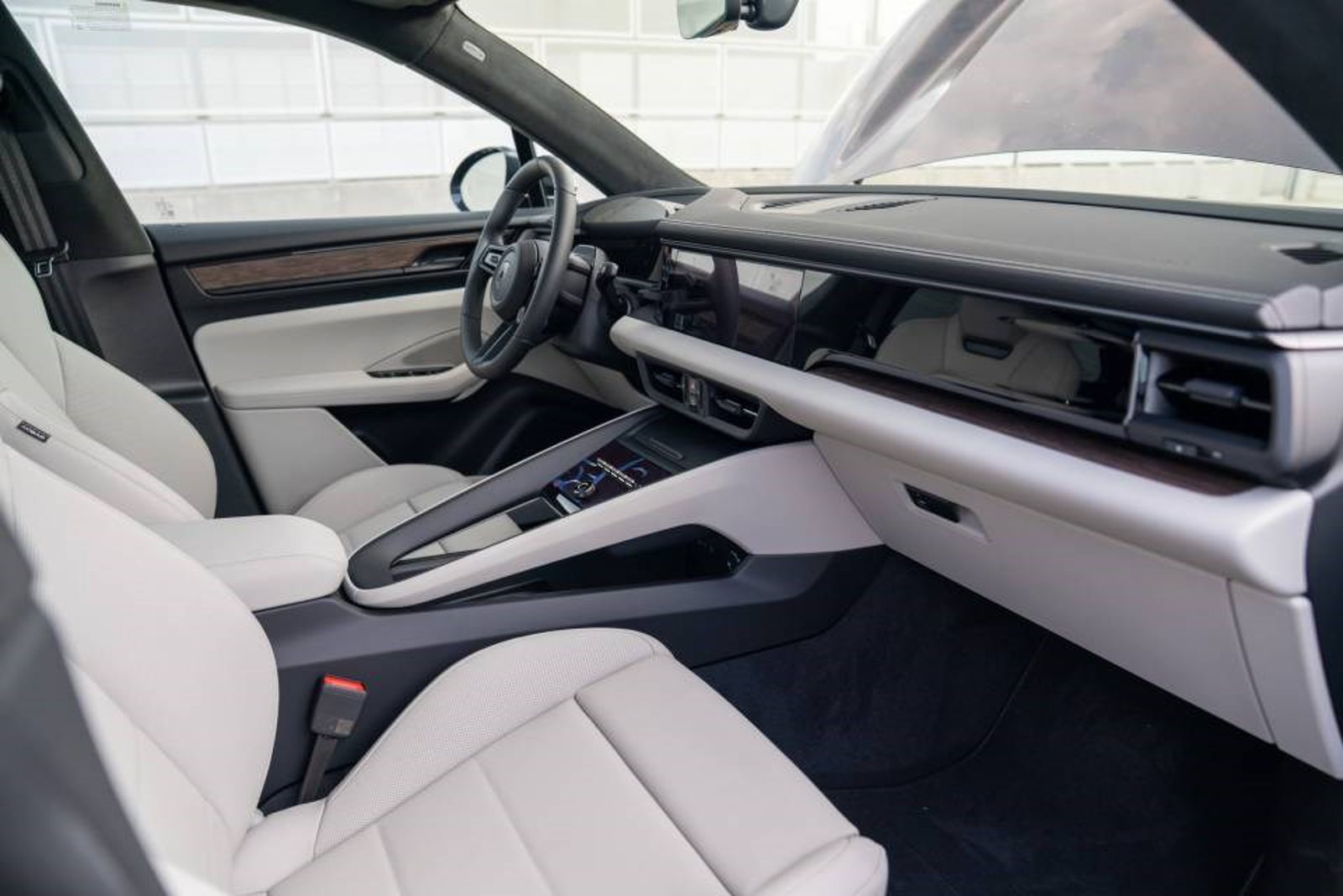 New 2026 Porsche Macan Turbo Electric AWD/4WD image 25
