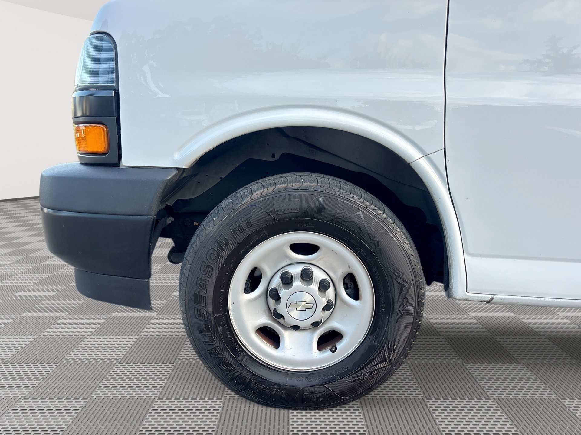 Used 2023 Chevrolet Express 3500 Extended w/ Driver Convenience Package RWD image 18