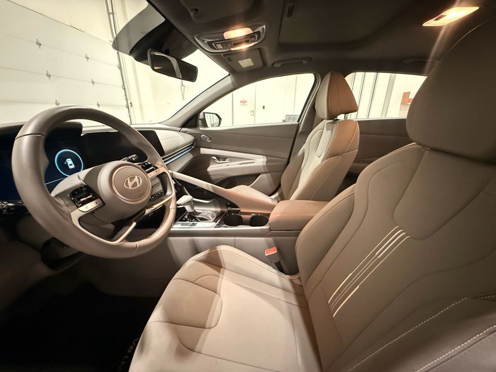 Used 2025 Hyundai Elantra SEL image 15