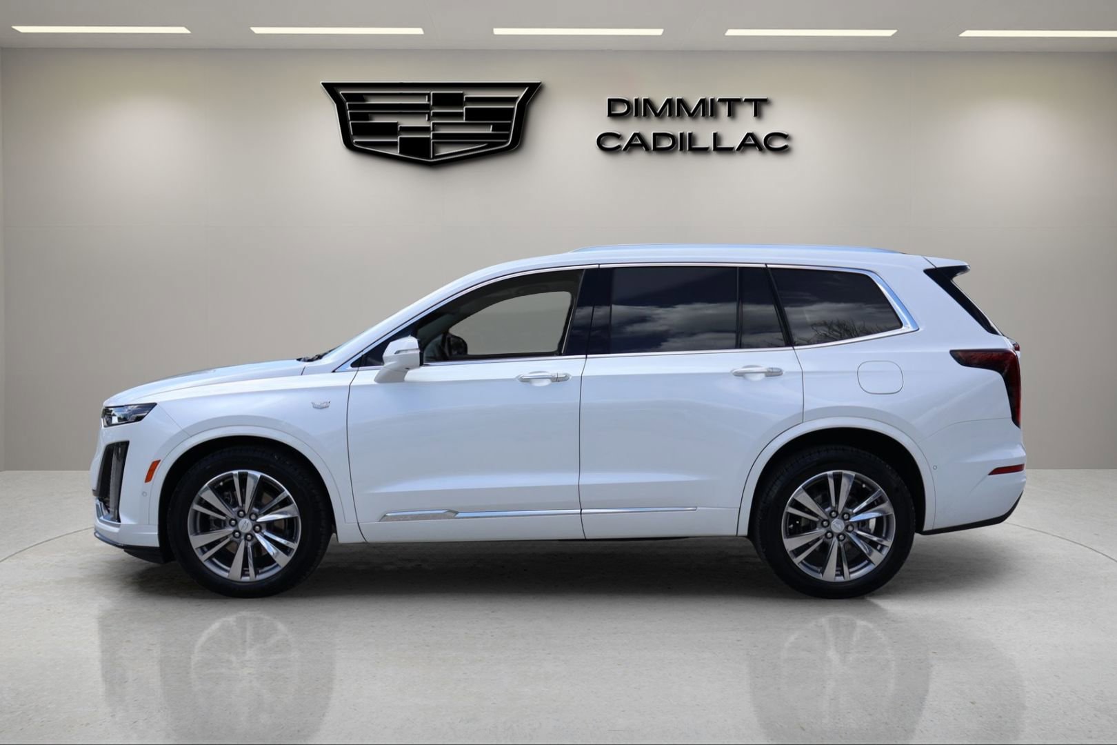 Used 2022 Cadillac XT6 Premium Luxury w/ Technology Package image 2