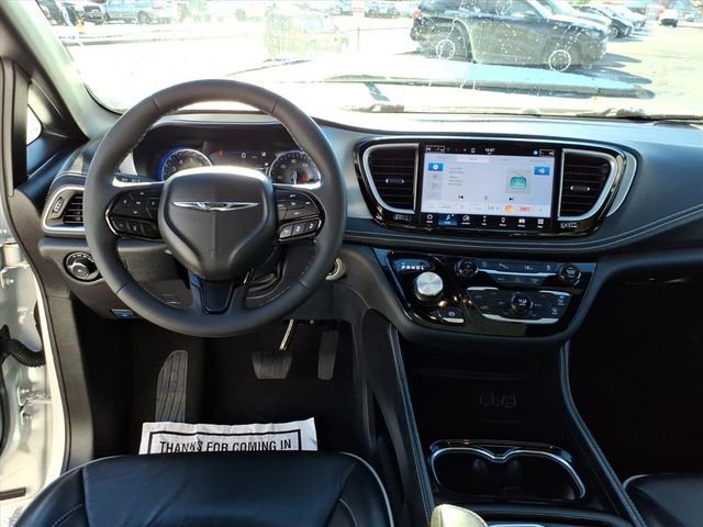 Used 2025 Chrysler Pacifica Limited image 6