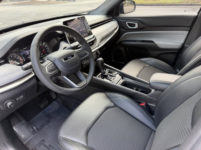 Used 2025 Jeep Compass Latitude AWD/4WD image 11