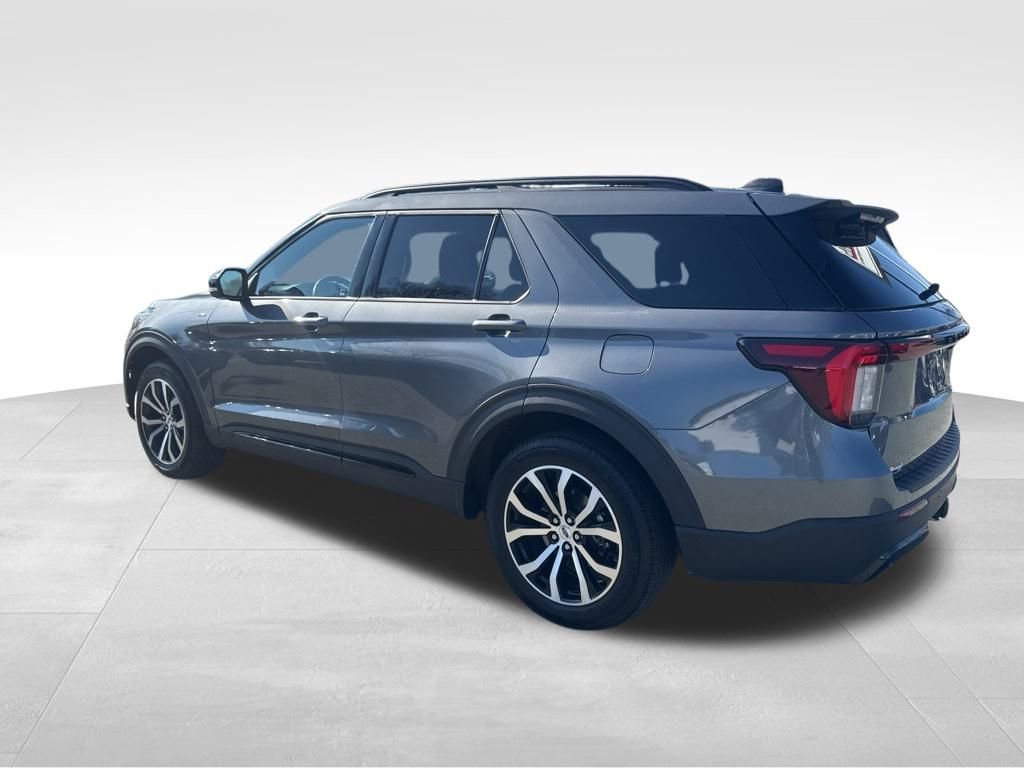 Certified 2025 Ford Explorer ST-Line image 3