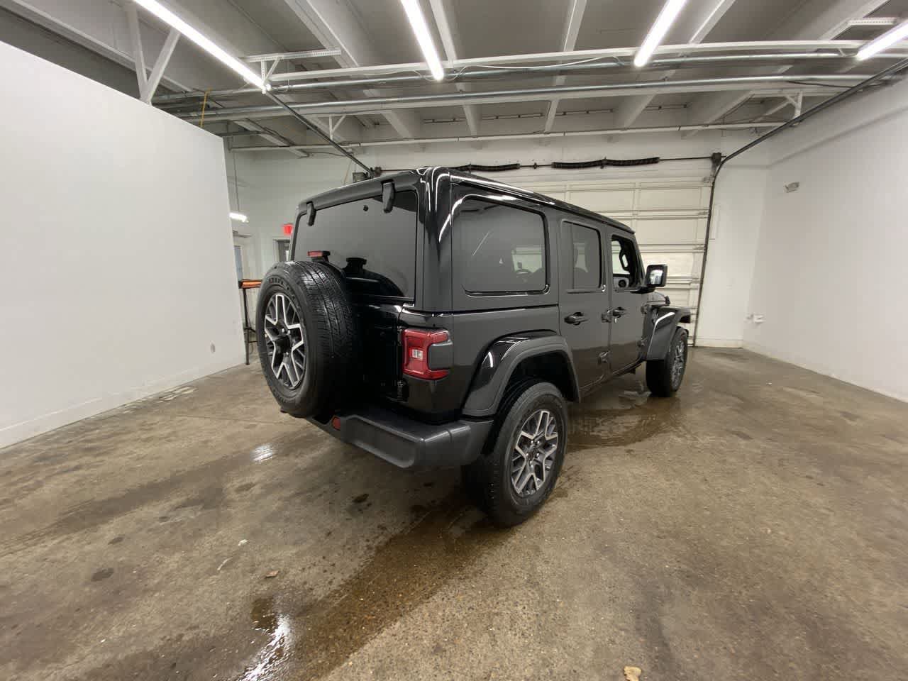 Used 2025 Jeep Wrangler Sahara image 6