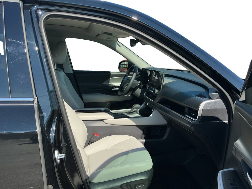 Used 2025 Toyota Grand Highlander AWD image 22
