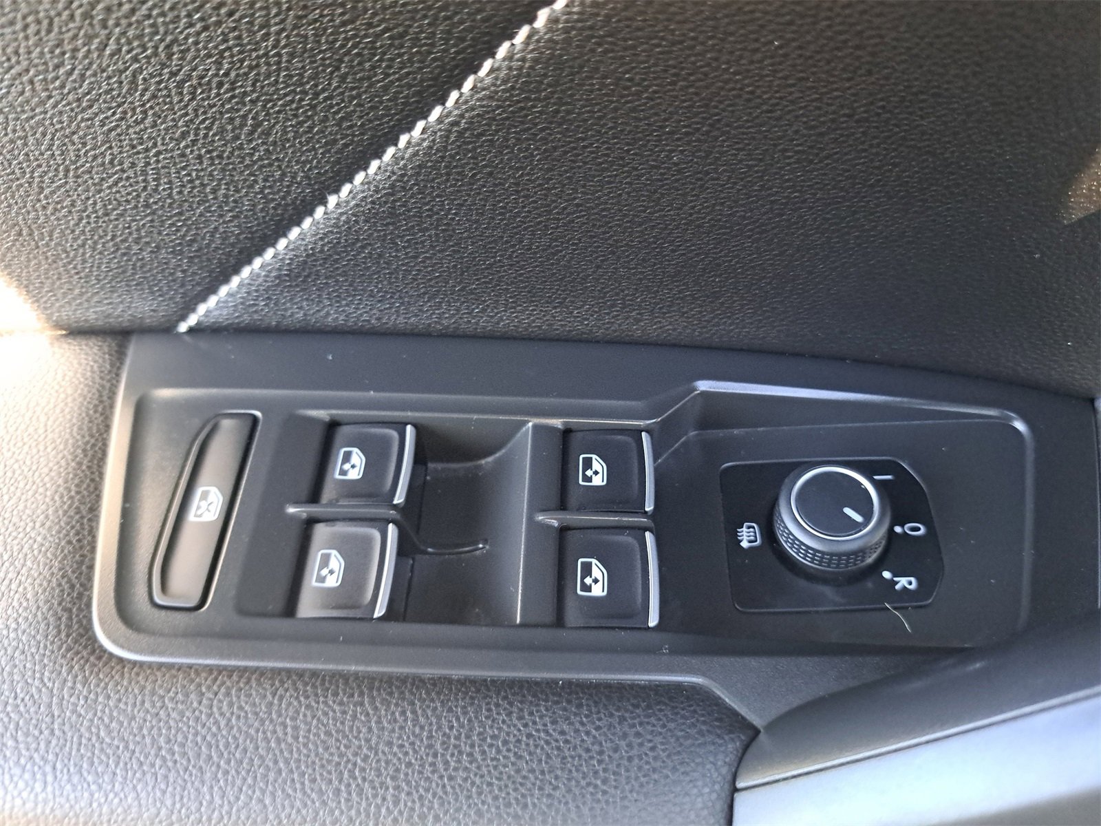 Used 2022 Volkswagen Tiguan SE image 30