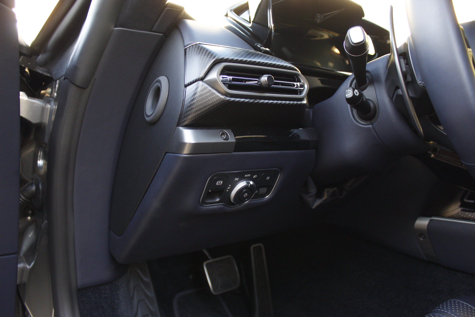 Used 2025 Aston Martin V8 Vantage Coupe RWD image 28