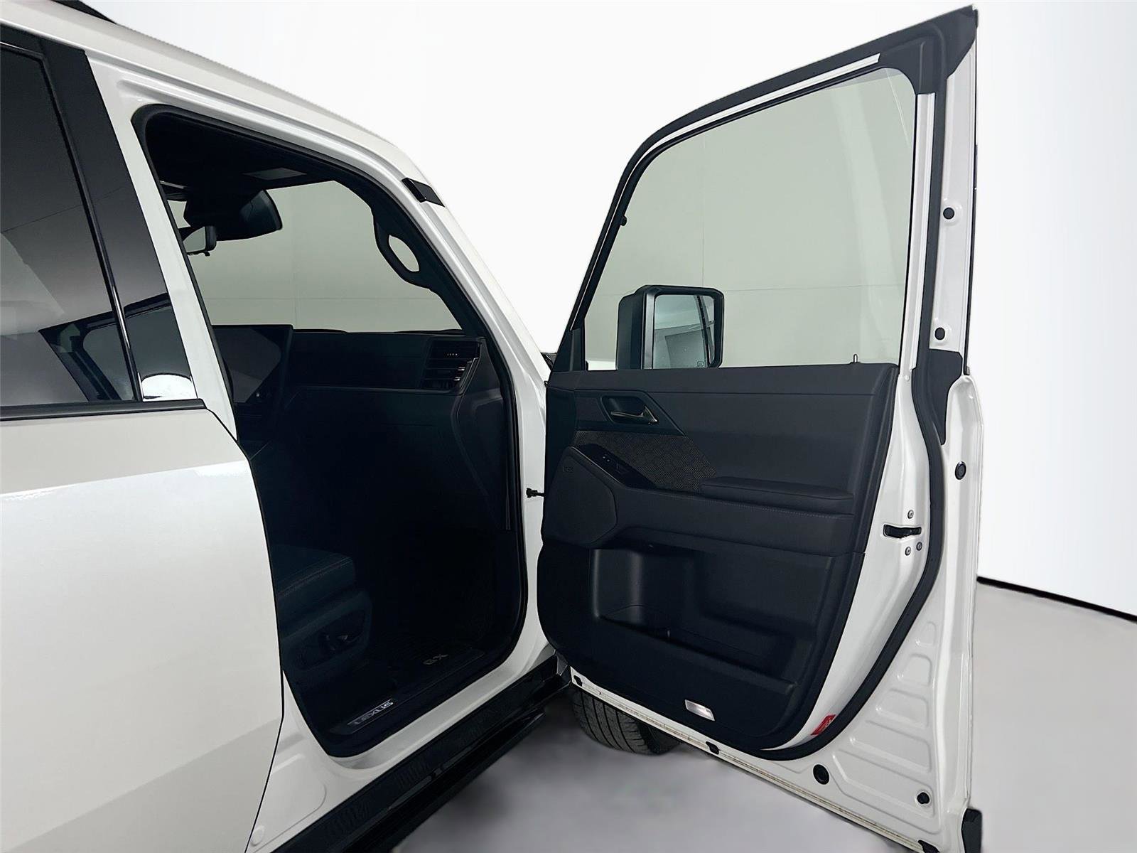 Used 2025 Lexus GX 550 w/ Accessory Package (2T) image 27