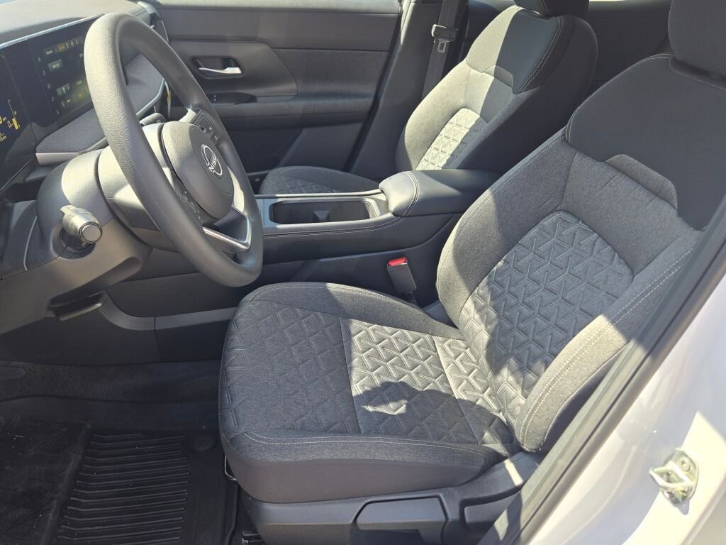 Used 2025 Nissan Kicks SV AWD/4WD image 17