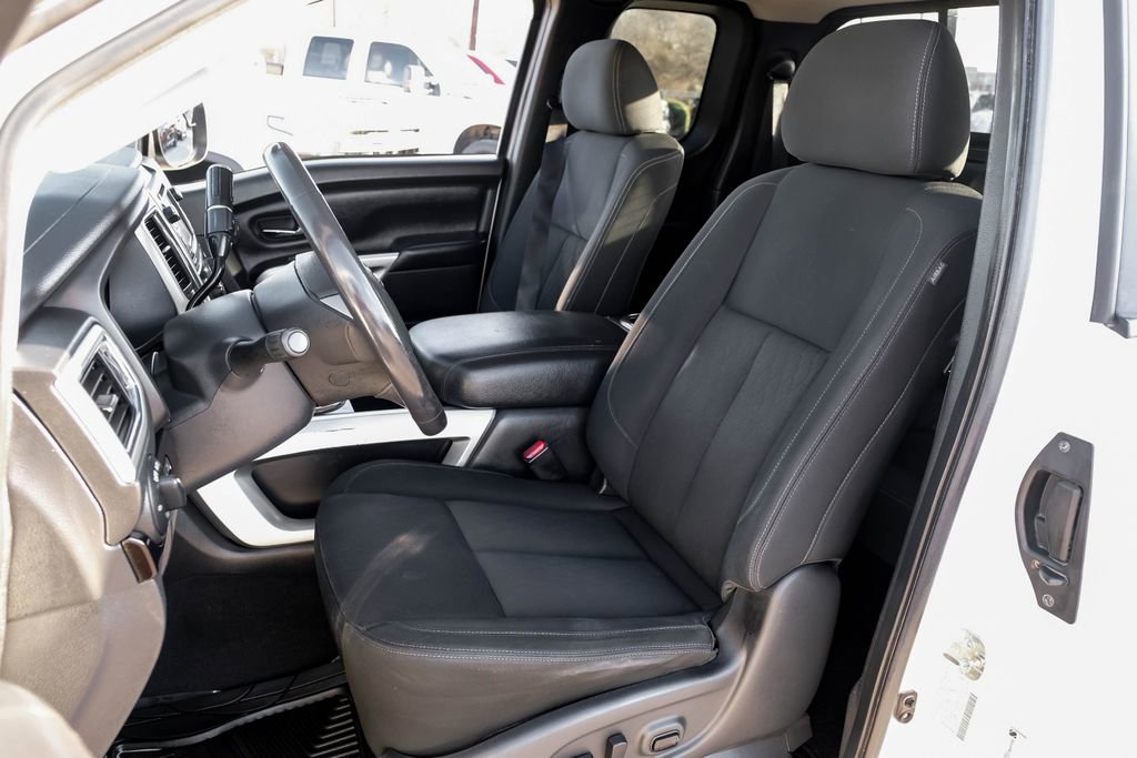 Used 2017 Nissan Titan SV image 29