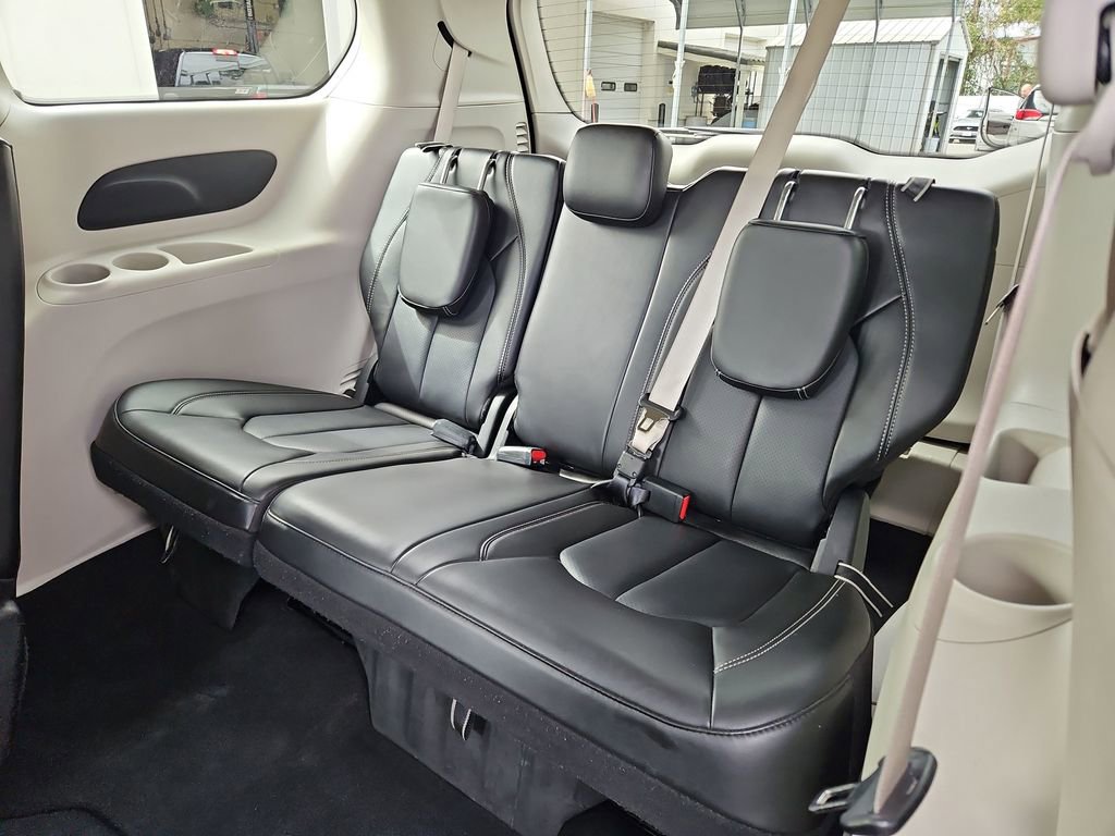 Used 2023 Chrysler Pacifica Touring-L image 27