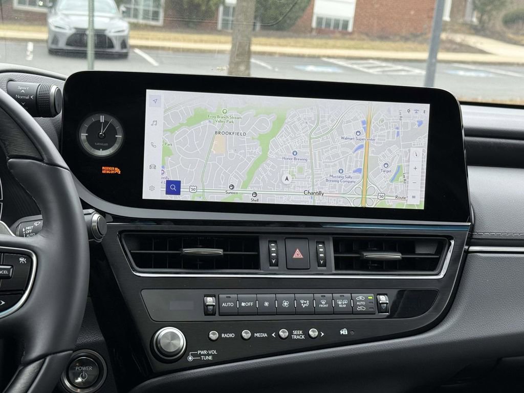 Used 2025 Lexus ES 300h w/ Luxury Package image 10