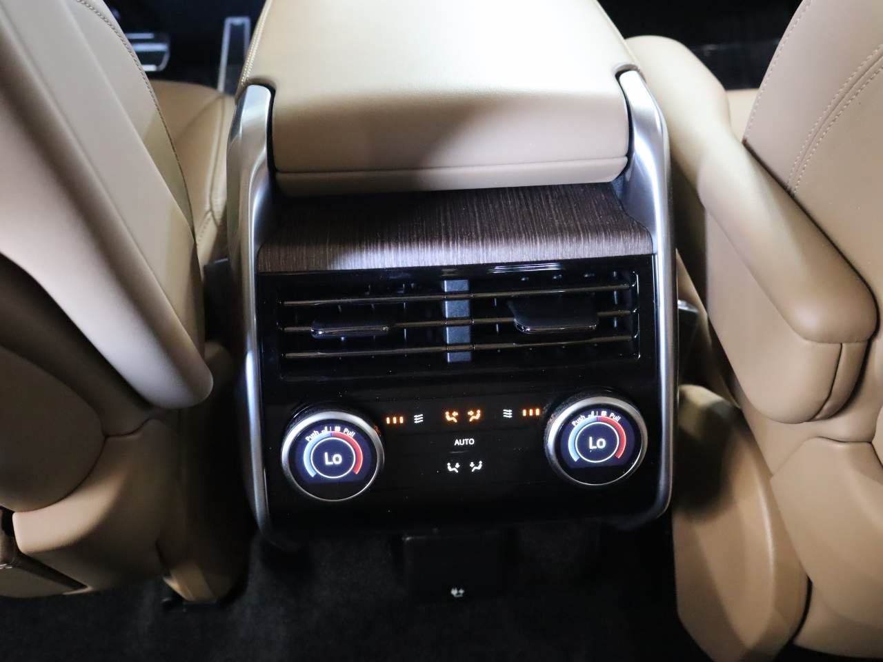 Used 2024 Land Rover Range Rover SE AWD/4WD image 11