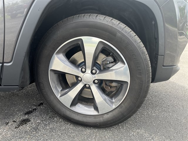 Used 2020 Jeep Cherokee Limited AWD/4WD image 6